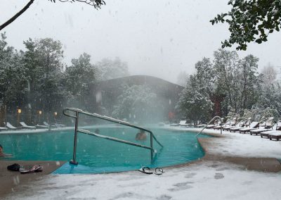 Termas con nieve alrededor